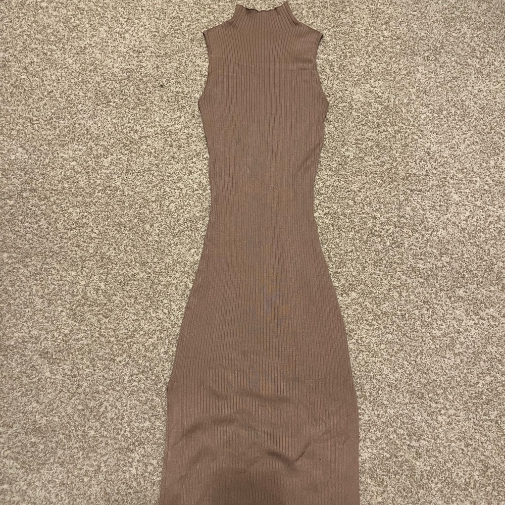Olive & Oak Sleeveless Tan Midi Dress